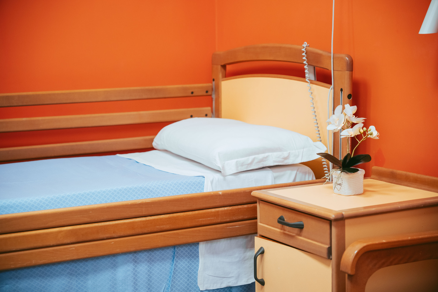 Letto e comodino di una camera doppia