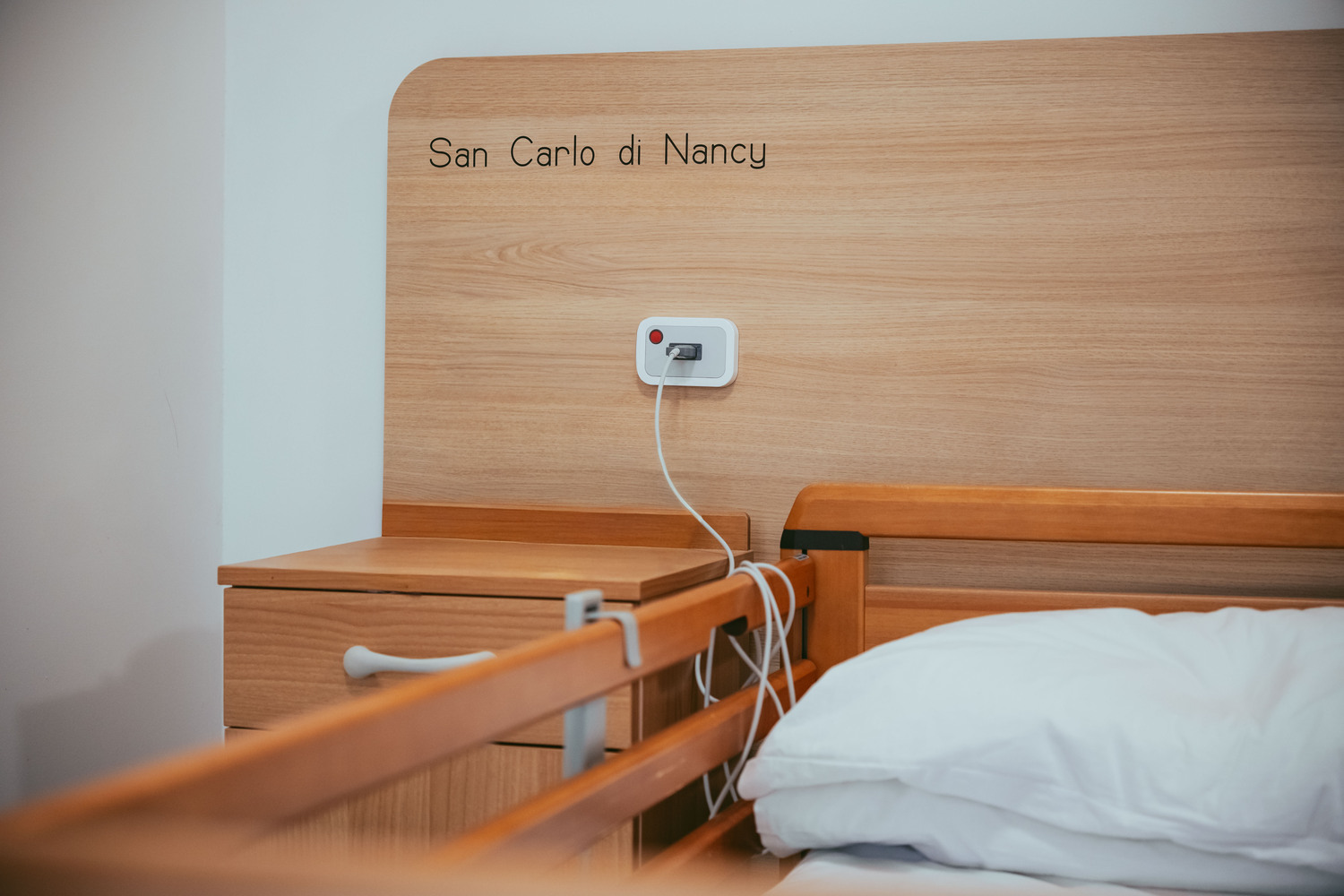 Camera singola con testiera e letto assistito