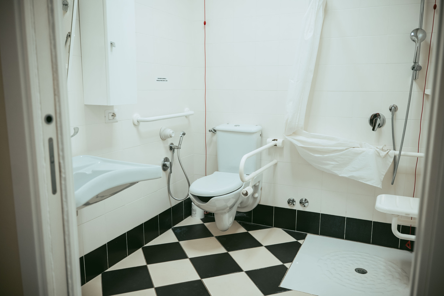 Bagno accessibile con doccia in camera