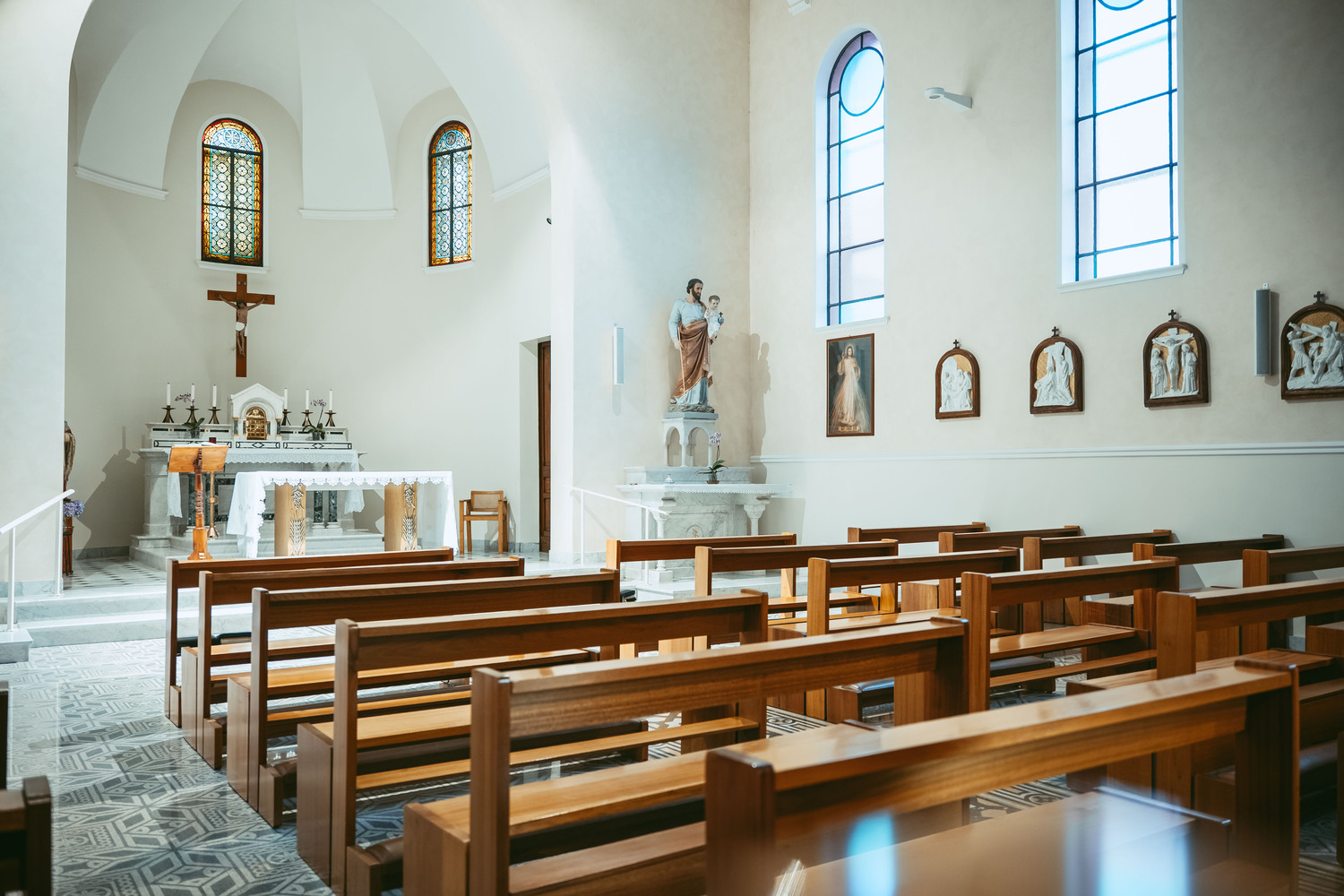 Chiesa interna con panche e altare