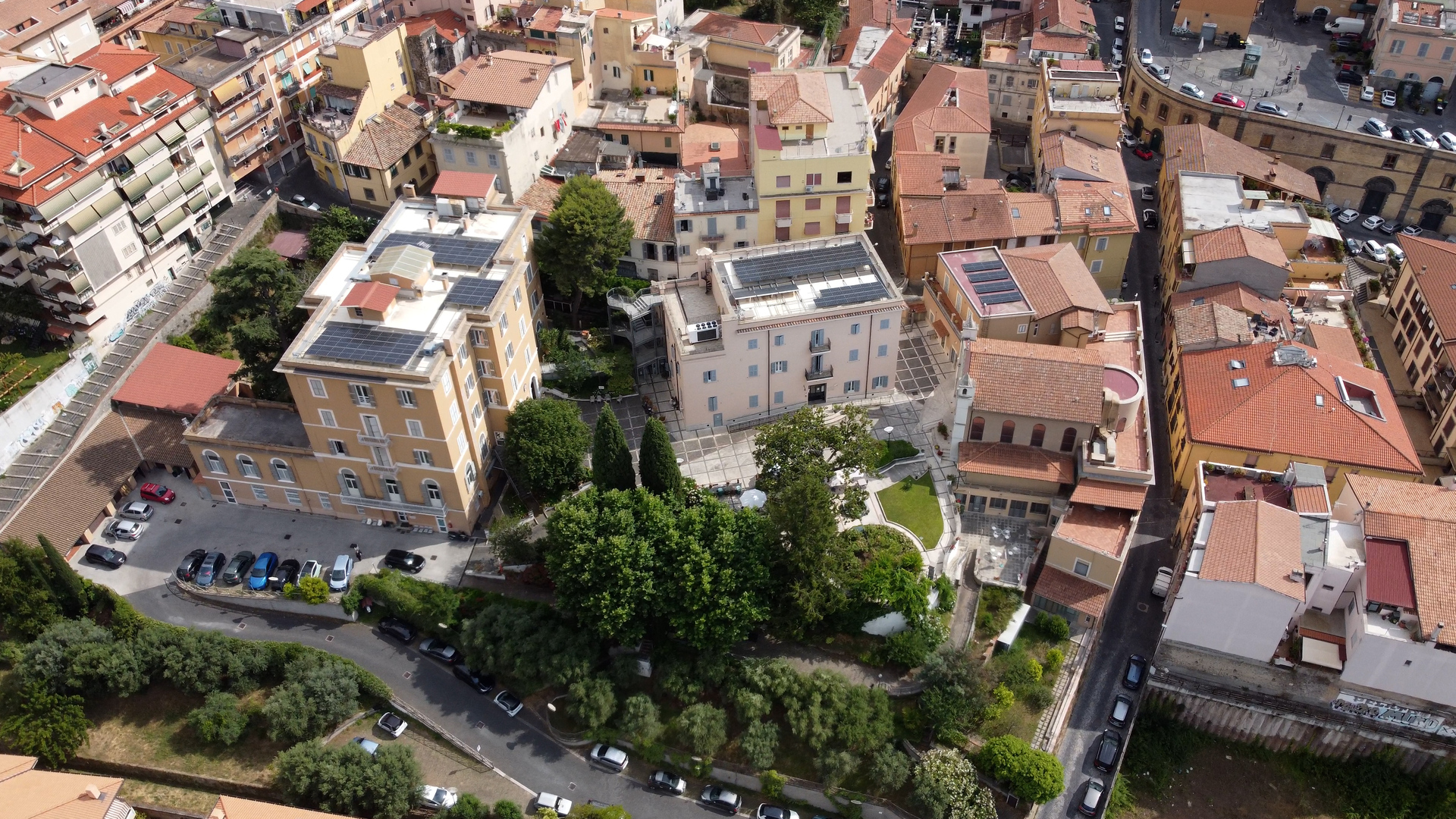 Vista drone della struttura e del contesto urbano di Frascati
