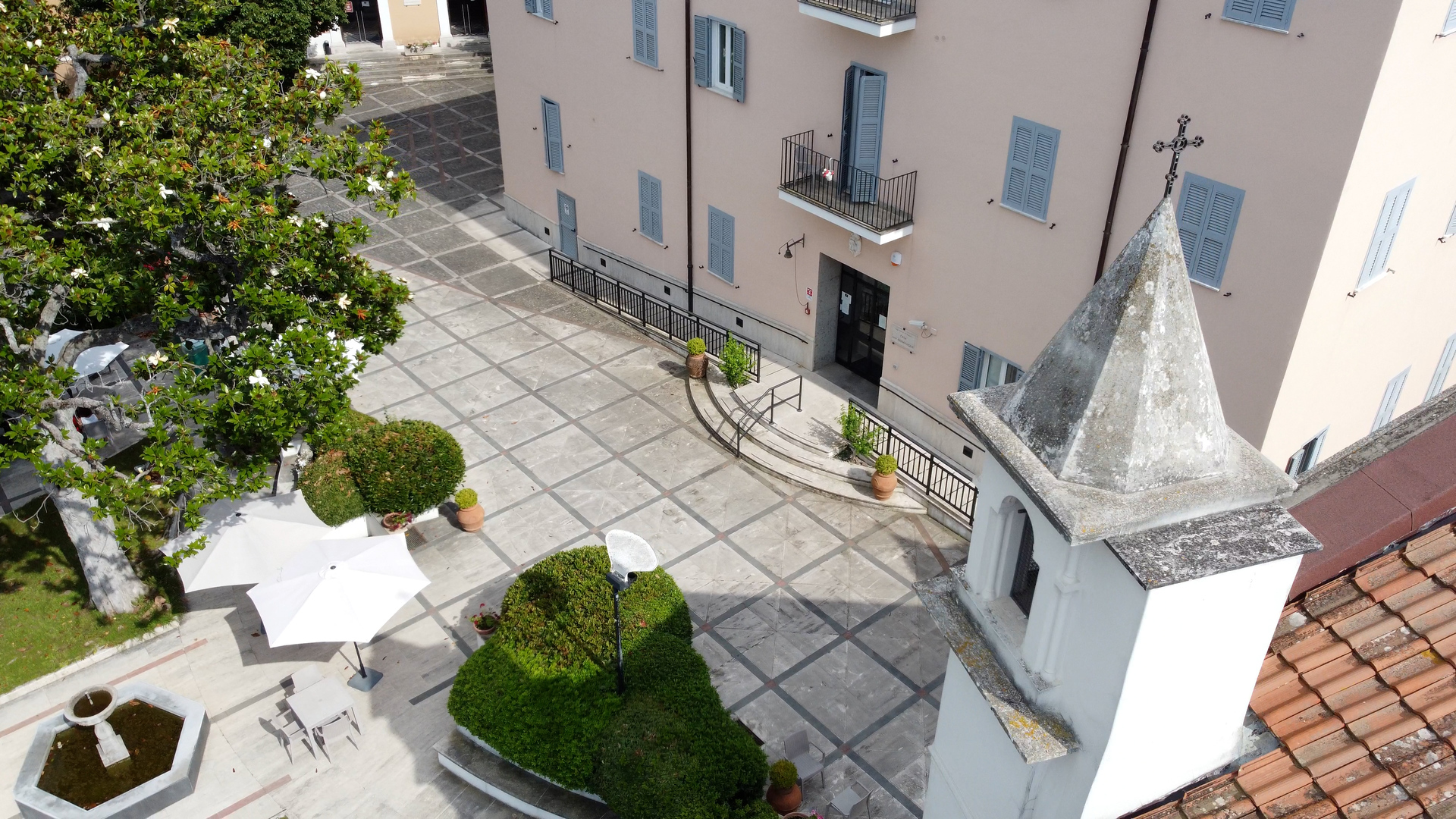 Vista dall'alto del cortile e della chiesa