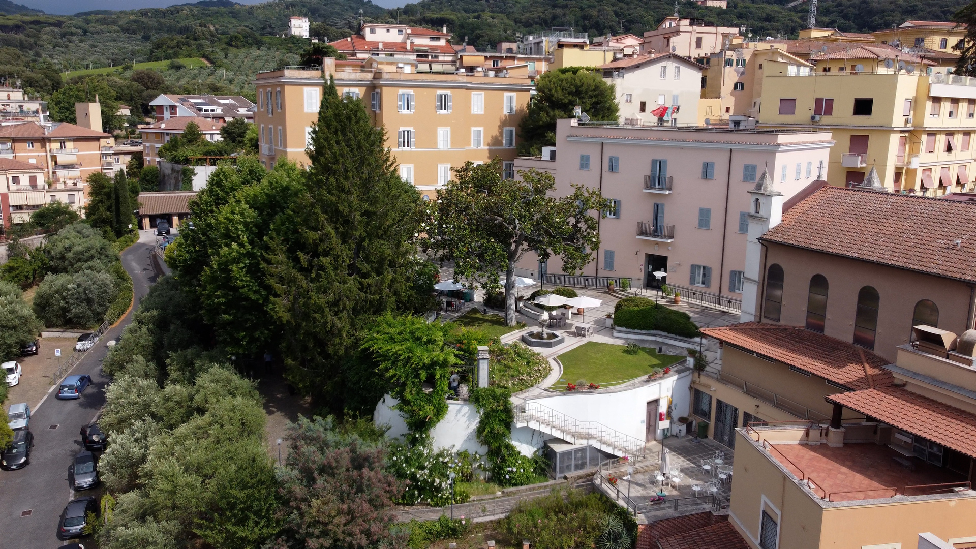 Giardino con vista sulla struttura e sugli spazi verdi